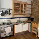 Charming Cottage 10 Mins From Central London