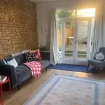 Charming Cottage 10 Mins From Central London