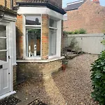 Charming Cottage 10 Mins From Central London